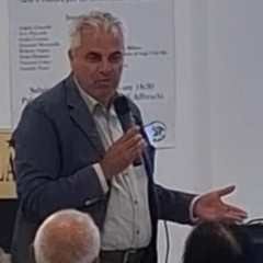 Relatore al microfono durante il convegno «Arte e cultura per un ecosistema sostenibile» a Maiori