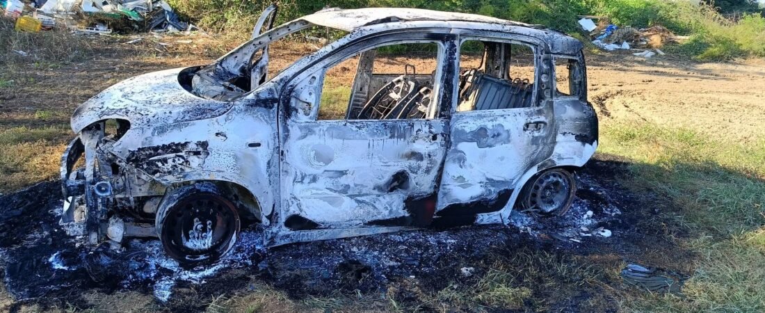 Marcianise, auto carbonizzata e rifiuti abbandonati in campagna: la segnalazione di A.N.T.A. Caserta