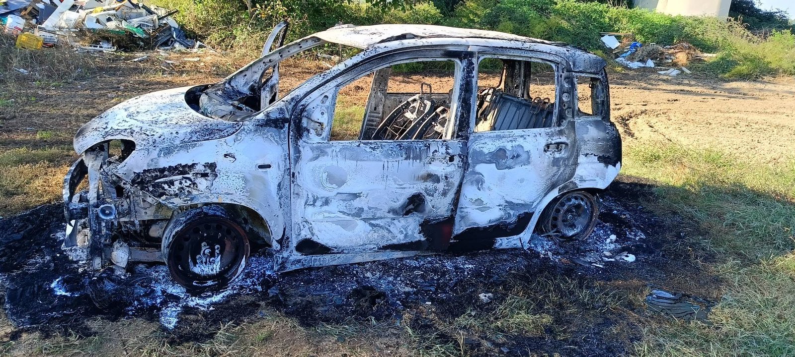 Marcianise, auto carbonizzata e rifiuti abbandonati in campagna: la segnalazione di A.N.T.A. Caserta