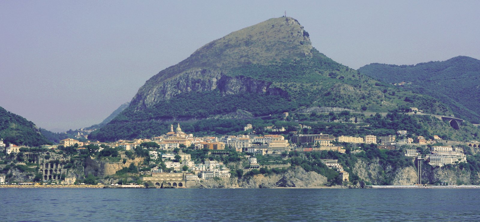 Veduta di Vietri sul Mare dal mare, Costiera Amalfitana, Campania